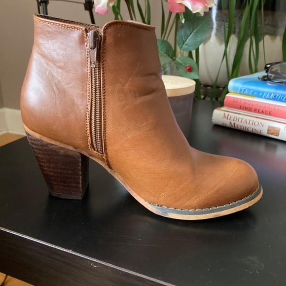 Tan Ankle Boot with Tassle - Picture 2 of 2